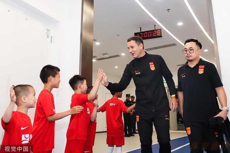 开云官方：中国之队举行“赛事家庭体验日”：牵手美丽梭鱼湾，海浪和海螺共舞